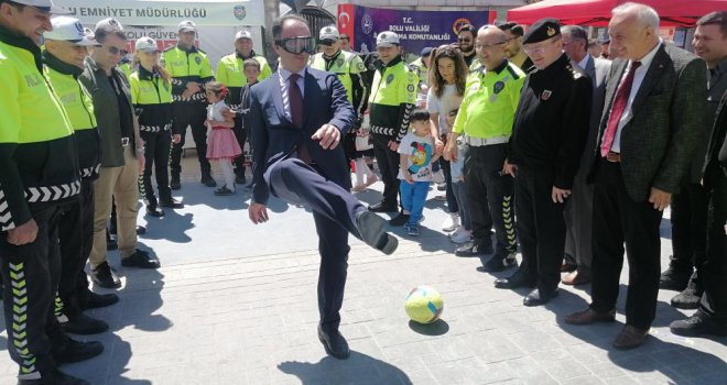  Alkol simülasyon gözlüğü takanlar, ayaklarının ucundaki topa vuramadı