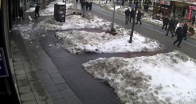 1 metrelik buz kütlesinin 2 kişinin yakınına düşmesi güvenlik kamerasına yansıdı