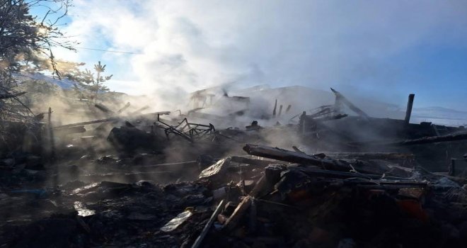 10 kişinin yaşadığı 2 katlı ev küle döndü..