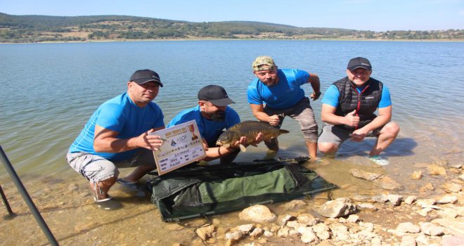 100 sporcu en büyük balığı yakalamak için mücadeleye başladı