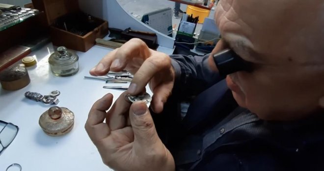 16 yaşında başladı, yarım asırdır zamana ayar veriyor