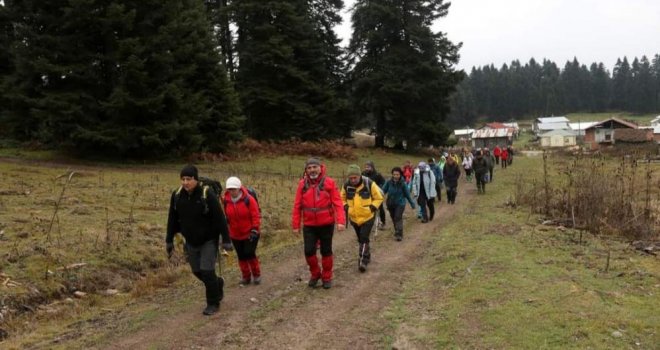 18 kilometre yürüdüler, temiz havanın tadını çıkardılar