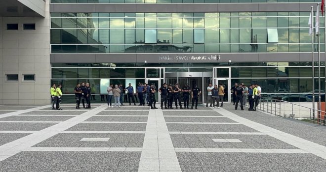 19 yıllık faili meçhul cinayetin şüphelisi adliyede ikinci kattan atlayarak hayatını kaybetti