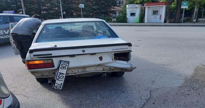 2 otomobil kavşakta çarpıştı: 1 yaralı…