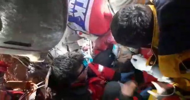 20 yaşındaki Alperen enkazdan böyle kurtarıldı