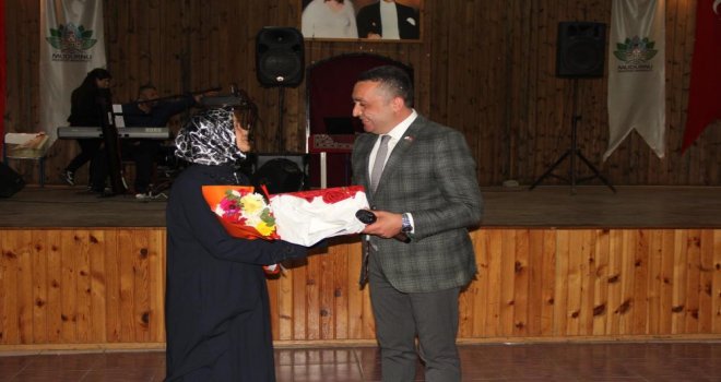 26 yıldır gözü gibi baktığı engelli oğlunu kaybeden anne, 'Yılın Annesi' seçildi