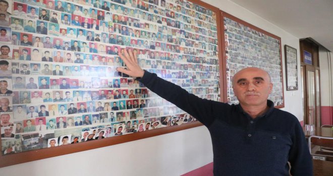 32 yıldır biriktirdiği tır ve kamyon şoförlerinin fotoğraflarını iş yerinde sergiliyor