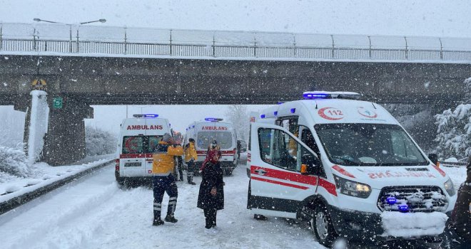 37 aracın zincirleme kaza yaptığı TEM tek şeritten trafiğe açıldı