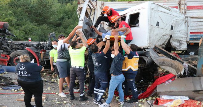 5 aracın karıştığı kazada tırlarda sıkışan sürücüleri itfaiye kurtardı...