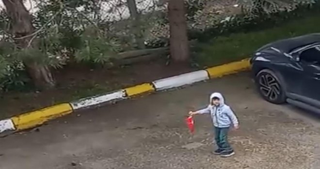 5 yaşındaki çocuk yerde gördüğü Türk bayrağını koşarak kaldırdı