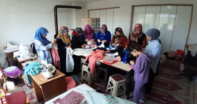 6 ay önce başladıkları kursta uzmanlaştılar: Kendi kıyafetlerini dikiyorlar