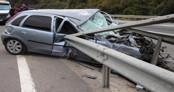 80 kilometre hızla çarptığı bariyerleri parçaladı: 4 yaralı