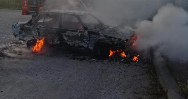 Abant Gölü’nde park halindeki otomobil alevlere teslim oldu