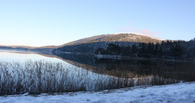 Abant Gölü’nün kıyıları buz tuttu, muhteşem manzaralara sahne oldu