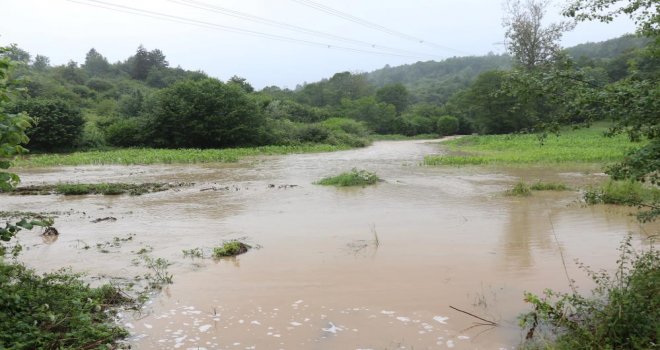 Abant yolunda dere taştı, tarlaları ve yolları su bastı