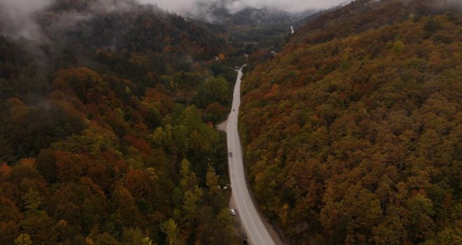 Abant yolunda sonbahar güzelliği dronla görüntülendi........
