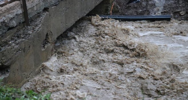 Abant yolunda taşan dereler ulaşıma engel oldu