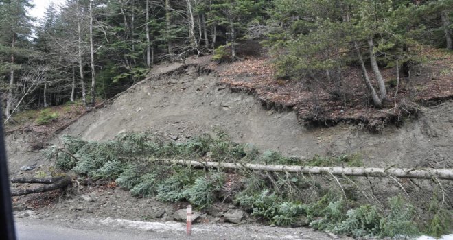 Abant'ta eriyen karlar heyelana sebep oldu