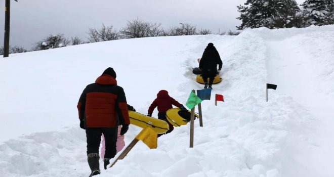 Abant'ta köylülerin hazırladığı pistte çocuklar şambrelle kaydı