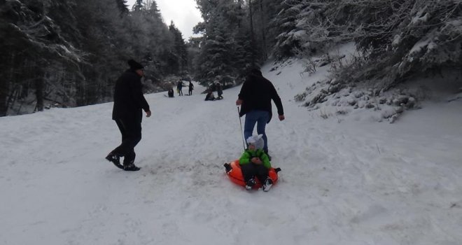 Abant’ta şambrel eğlencesi: Kayak pistine çevirdiler......
