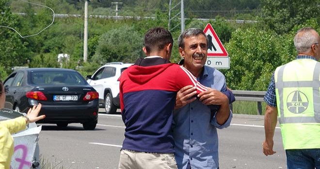 Acılı baba, ölen oğlunun yanından ayrılamadı