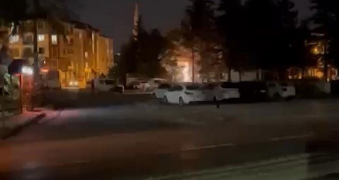 Ağacın dibindeki elektrik kablolarından çıkan kıvılcım korkuttu