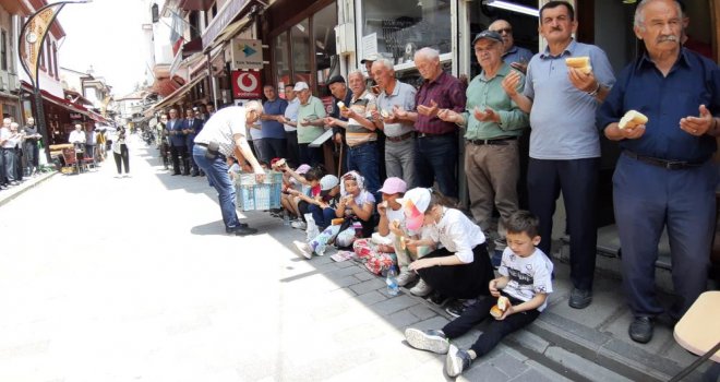 Ahilik geleneğine katılan minikler ellerini semaya açtı