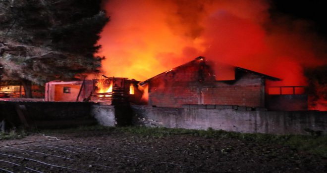 Ahır, samanlık ve garajlar küle döndü