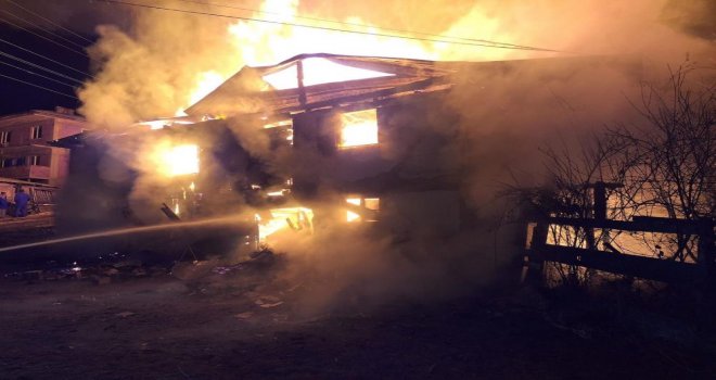 Ahşap ev, ahır ve samanlık alevlere teslim oldu....