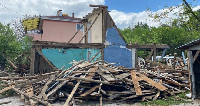 Ahşap evin yıkım çalışmasında 1 işçi göçük altında kaldı