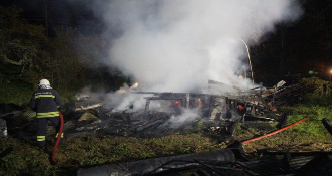 Ahşap evleri yanan anne ve kızı evsiz kaldı