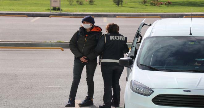 Akaryakıt istasyonunda pompacı kadın ‘sihirli mantar’ ve esrarla yakalandı