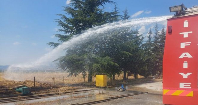 Akaryakıt istasyonunun yanında anız yangını çıktı....