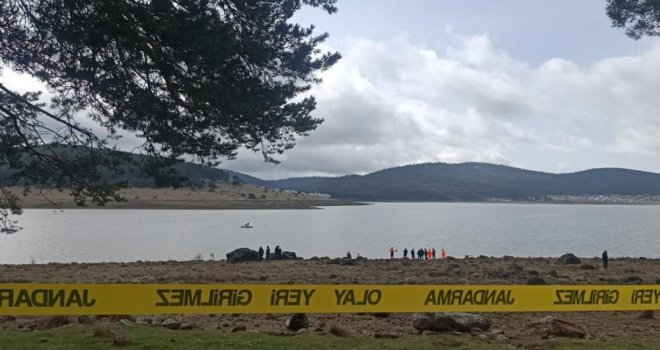 Alabora olan tekneden düşen iki çocuk babasını arama çalışmaları sürüyor