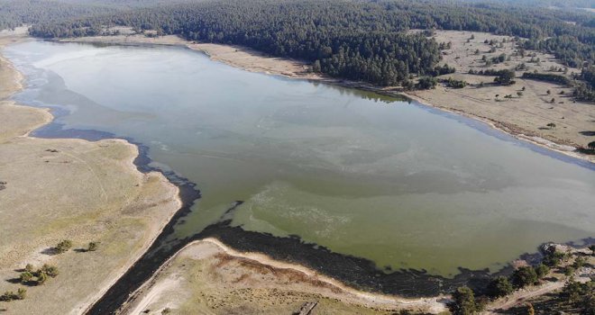 Aladağ Göleti’nin yüzeyi buz tuttu