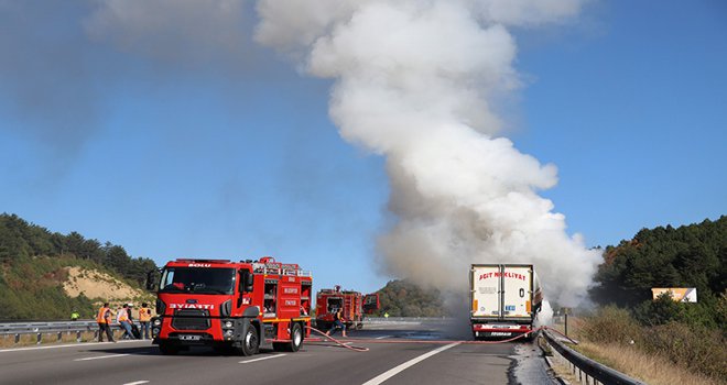 Alev alev yanan  tır TEM'i 2 saat kapattı