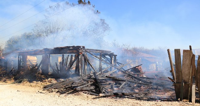 Alev alev yanan 2 baraka ve 1 odunluk küle döndü