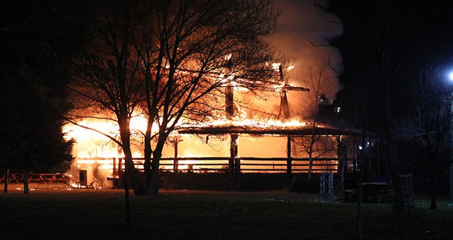 Alev alev yanan kafeterya küle döndü