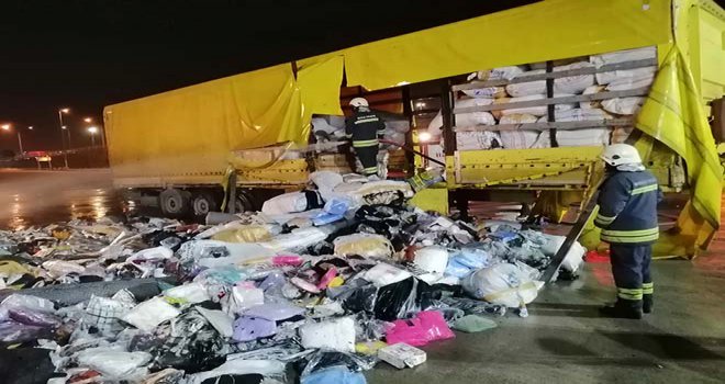 Alev alev yanan tıra binen sürücünün yardımına oto yıkama çalışanları koştu