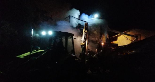 Alevlerin arasında kalan vatandaş hastaneye kaldırıldı