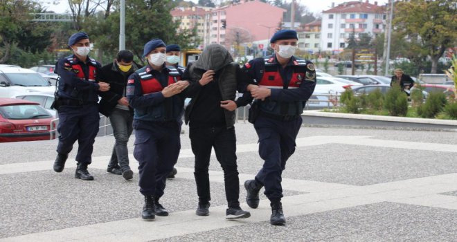 Alışveriş merkezinde telefon çalan hırsızlar adliyeye sevk edildi