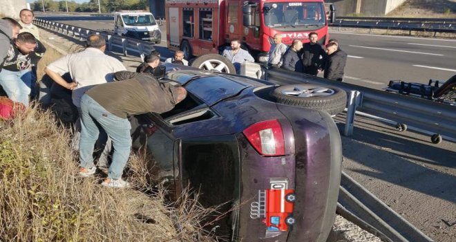 Anadolu Otoyolu’nda bariyerlere çarpan otomobil devrildi: 1 yaralı