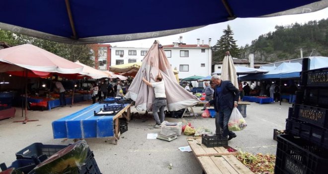 Aniden bastıran fırtına hayatı olumsuz etkiledi....