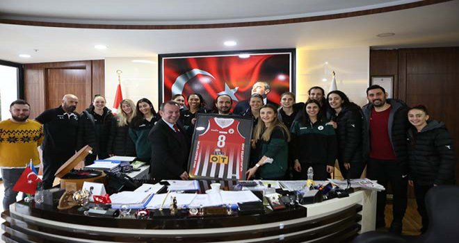 Antep’ten 3 puanla dönen Bolu’nun Sultanları’ndan Başkan Özcan’a baklavalı teşekkür