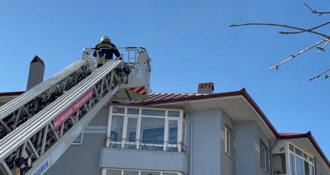 Apartman boşluğunda yakılan tahta parçaları, ekipleri harekete geçirdi