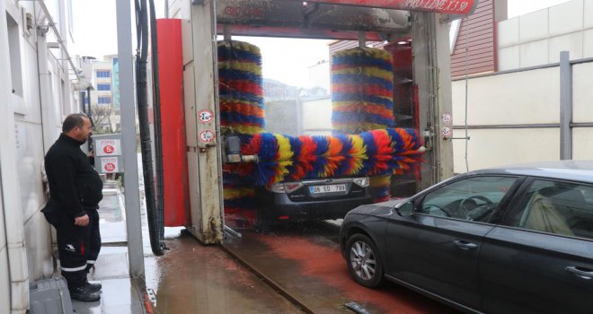 Araçların üzerine çamur yağdı, sürücüler oto yıkamacılara koştu