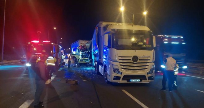 Arıza yapan tıra çarpan kamyon şoförü hayatını kaybetti..