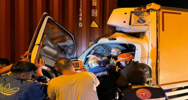 Arıza yapan tırın dorsesine çarpan kamyon saatler sonra alev aldı...