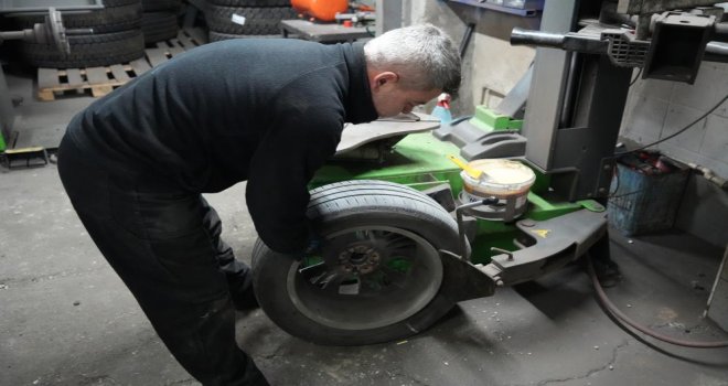 Lastikçilerde değişim mesaisi: Fiyatı 800 lira