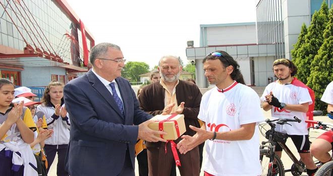 Atatürk’ün Evi'nden alınan toprak ve bayrak, Samsun'a ulaştırılmak üzere Bolu ekiplerinden teslim alındı